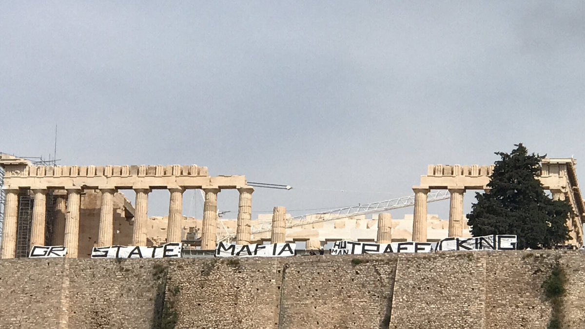 efodos_ta's tweet photo. Πανό στην Ακρόπολη για την υπόθεση της 12 Χρόνης στον Κολωνό.
Προσαγωγές στο ΑΤ Ακροπόλεως! Κάλεσμα σε κόσμο να μαζευτεί εκεί. #antireport #12χρονη https://t.co/JJ5HxlyVOM