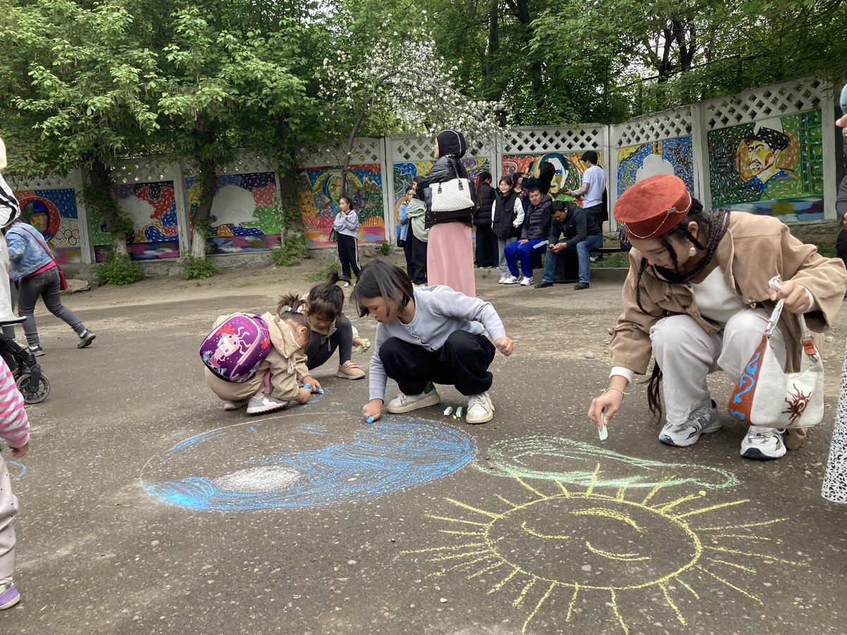 undpkg's tweet photo. It is going to be a busy afternoon, full of creative initiatives, master classes &amp; we will wrap up with the Pilaf by the artist Sharobidin Matisakov!  #joinus🙌 
For more info check out the Festival’s agenda: https://t.co/LuwQFI3Tc0

#create4osh #art4peace https://t.co/RpyWZE8e8j