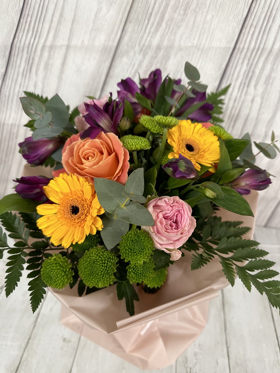 Happy #Friday #Londoners! 💐😉🤗 Order some #fresh and #colourful #flowers to invite #positivevibes into your #home! #fresh #flowers #freshflowers #flowerdelivery #freedelivery #uk #london #ukdelivery #londondelivery #ukflowers #londonflowers #ukflorist #londonflorist #friday