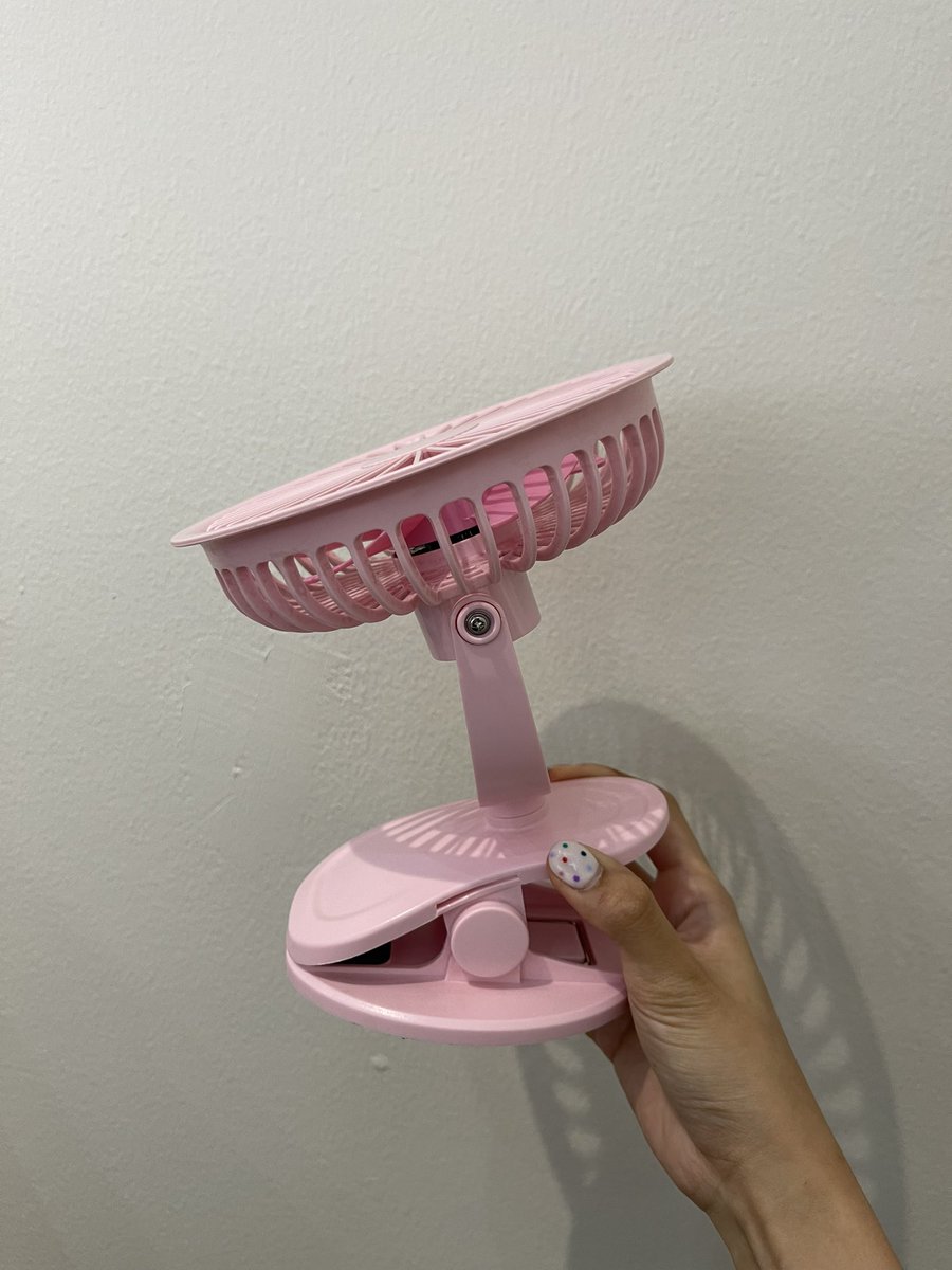 btbettyy's tweet photo. ในที่สุดก็ซื้อพัดลมพกแบบหนีบมาจนได้ แล้วก็ได้ใช้จริงและใช้ตลอดไปป ลมเย็นอยู่นะ หมุนหัวได้หลายทาง หนีบกับอะไรก็ได้ วางตั้งได้ ชาร์ทแบตเอา สะดวกมากกก

🧡 https://t.co/VUi3dUkK2S https://t.co/ybtsIitfxZ