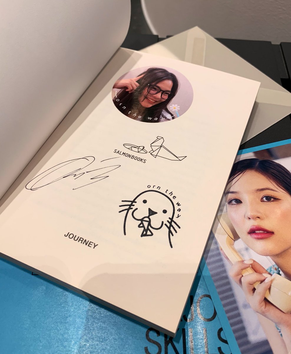 Writenoonz's tweet photo. 2019->2023
#Orntheway ในงานปั้มวันนั้น 
สู่ลายเซ็นในวันนี้ แฮ่ ~ ขอบคุณงับ 💙🦭 อรฉ๋วยมั่ก ฉู้ๆนะคุล 🥺✨ ปล. มัวแต่เขินๆลืมขอชื่อตัวเองบนหนังสือ 😂 // ดีใจที่ได้เจอนะ @Ornoung_ #Ornoung https://t.co/mHSou0QU0v