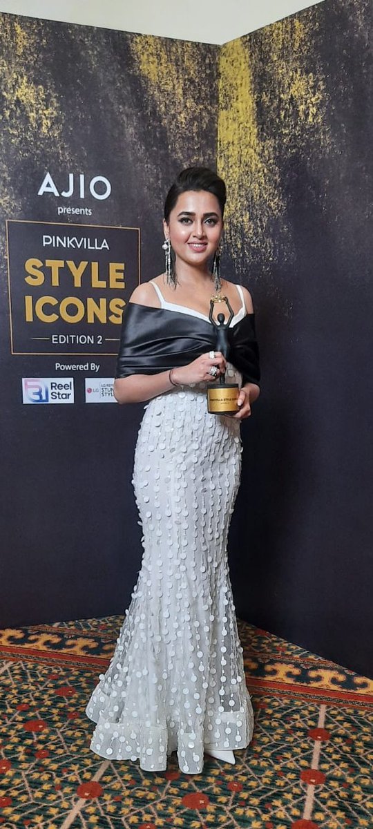 TeamBBCritics's tweet photo. Congratulations #TejasswiPrakash for winning the 'Stunningly Stylish Actress' Award at Pinkvilla Awards, she is very Stylish 💗

#TejaTroops #TejRan 
#BiggBoss https://t.co/PhTdR0aoqO