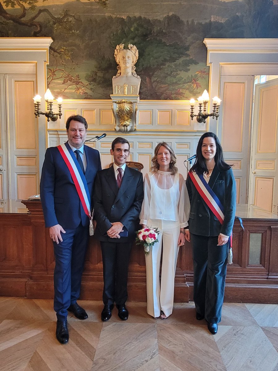 Co célébration aujourd'hui à la <a href="/mairiedu16/">Mairie du XVIe</a> !
Avec <a href="/SarahNerozziB/">Sarah Nerozzi-Banfi</a> . 
Rien de plus beau de marier son meilleur ami . 
Un vrai plaisir d'avoir partagé ce moment avec toi.