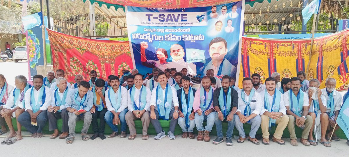 PittaRamReddy's tweet photo. సూర్యాపేట పట్టణంలో మున్సిపల్ కార్యాలయం దగ్గర T-SAVE కార్యాచరణలో భాగంగా నిరాహార దీక్ష నిర్వహించడం జరిగింది. 

. "బంది పోట్ల రాష్ట్ర సమితి" నేతల కండ్లకు, చెవులకు 30 లక్షల మంది నిరుద్యోగుల కన్నీటి రోదన కనపడడం, వినపడటం లేదా?
. TSPSC లీకుల స్కాం లో దాగి ఉన్న నీ ఇంటి దొంగలను బయటపెట్టాలి. 
. కేసీఅర్ ఒక 420. కేసీఅర్ ఒక మోసగాడు
. ఉద్యోగాలు ఇస్తామని హామీ ఇచ్చి మోసం చేసిన 420
. ఇంటికో ఉద్యోగం అని ఉద్యమంలో చెప్పి మోసం చేశాడు
. రాష్ట్రంలో 10 లక్షల మంది నిరుద్యోగులు పరీక్షలు రాసి ఉన్నారు
. పేపర్ లీక్ తో అందరూ ఆందోళన లో పడ్డారు

#TSPSCLeaks #TSPSCPaperLeak #TSPSCLeaks #tspscgroup4 #tspscscam #tspscexam #joharysr #ysrforever #YSR #yssharmila #ysrtelangana #jaitelangana #YSRTP #prajaprasthanam #padayatra