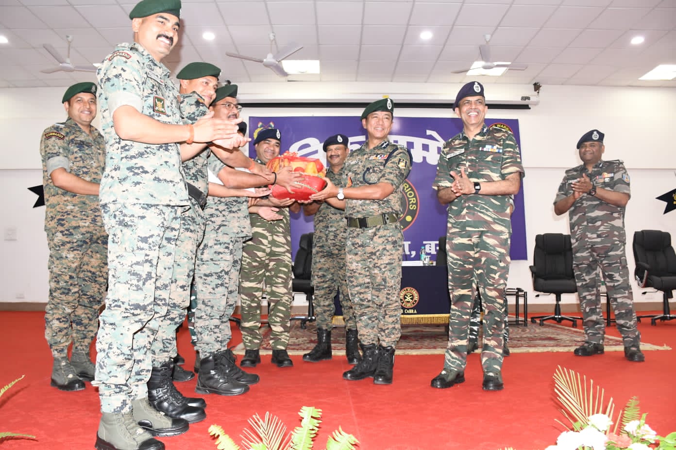 CRPF महानिदेशक ने हजारीबाग 203 कोबरा बटालियन कैंप का किया दौरा CRPF Director General visits Hazaribagh 203 Cobra Battalion Camp 