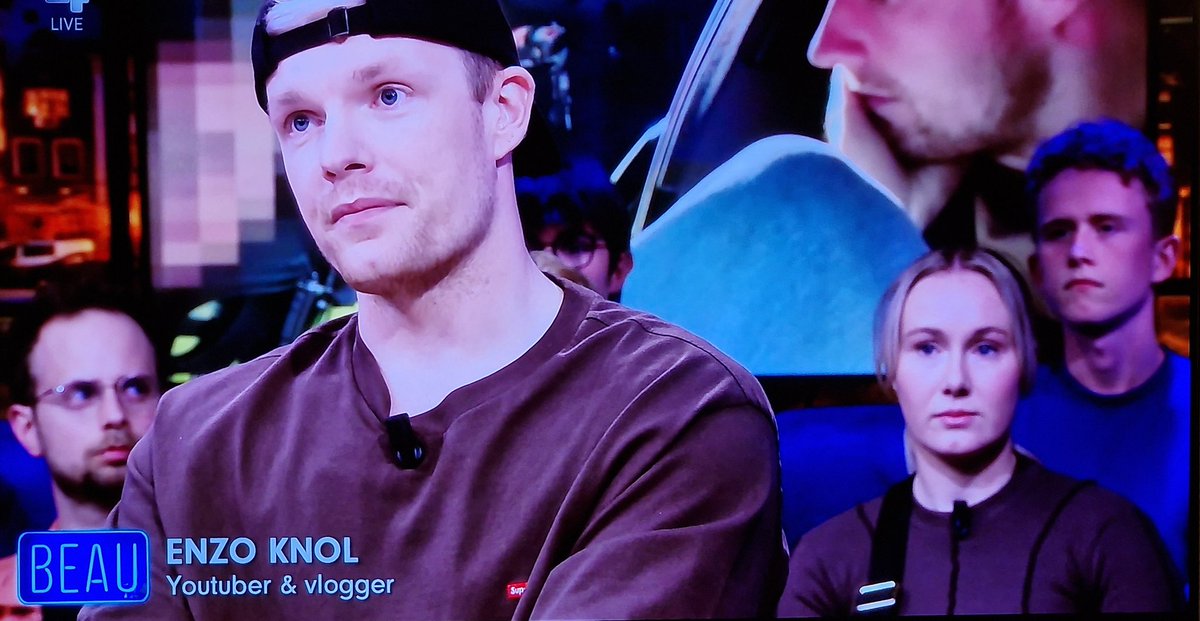 dijkshoorn's tweet photo. Houd je je petje op? Zal ik dan alleen dat stukje huid vlak boven de sluiting een beetje poederen?  Fijne uitzending he!! #beau #enzoknol https://t.co/b0UwxHYAwz