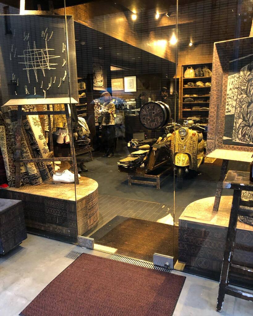 dubyokki's tweet photo. そしてミッドタウンのトレーディングと表参道のトレーディングをはしごして青山のギャルソンでPETER FOSTERのジュエリーを見てのネメスへ
#peterfoster 
#christophernemeth 
#comdegarçon https://t.co/PIpgWxk02q https://t.co/y1qSJSQWfX