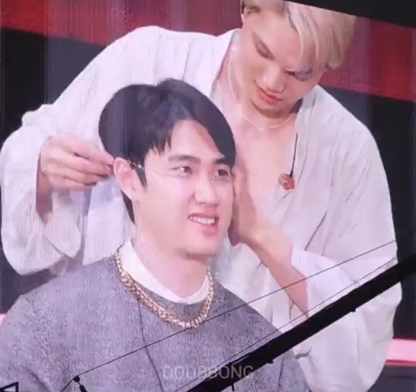 kainnuendyo's tweet photo. JONGIN PUTTING ON THE PRETTY NECKLACE ON KYUNGSOO I CANT https://t.co/SGK6TnqgZW