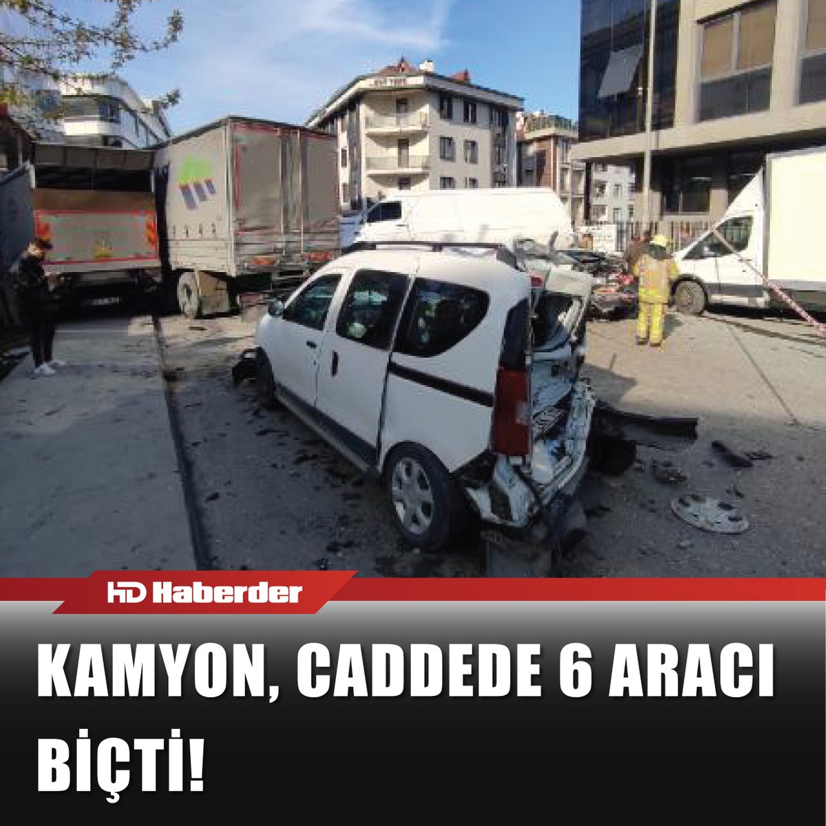 #İstanbul #Bağcılar'da frenleri arızalandığı öne sürülen #kamyon caddeyi #savaş alanına çevirdi.
