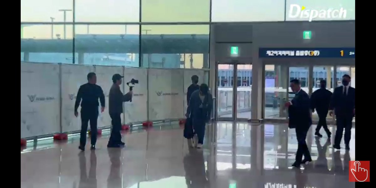 bangtanfied_grl's tweet image. A glance of #JUNGKOOK for #karmy at airport