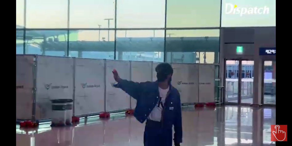 bangtanfied_grl's tweet image. A glance of #JUNGKOOK for #karmy at airport