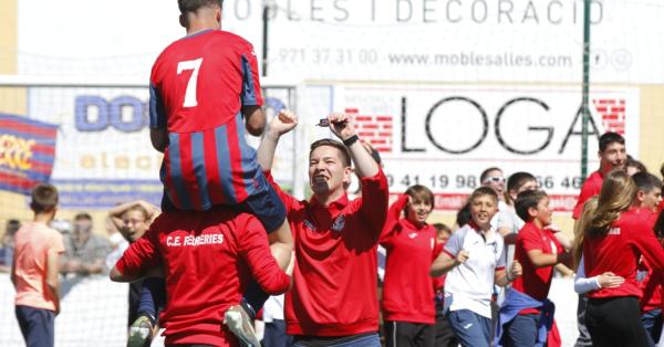 esdiarimenorca's tweet photo. DEPORTES | FÚTBOL. El entrenador del Ferre: «Vamos a la fase de ascenso a Tercera a competir» https://t.co/rihHFciE3C https://t.co/IyAd5ZFsWz