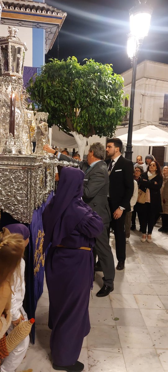 ➡ El equipo de gobierno del Ayuntamiento, con su teniente de alcalde, José Miguel Espina, recibió a la Hermandad de Ntro Padre Jesús del Gran Poder, María Santísima en su V Angustia y San Juan Evangelista en la jornada del Jueves Santo a su paso por el edificio consistorial.