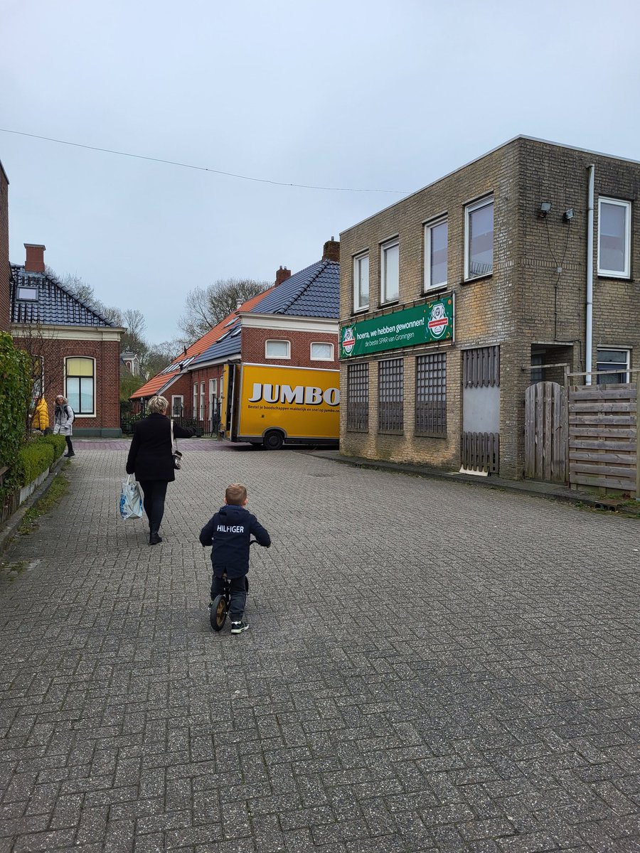 Jumbo bedankt ! Harde concurrentiestrijd door de  ingang en de hoofdstraat te blokkeren, toch vrolijke paasdagen !