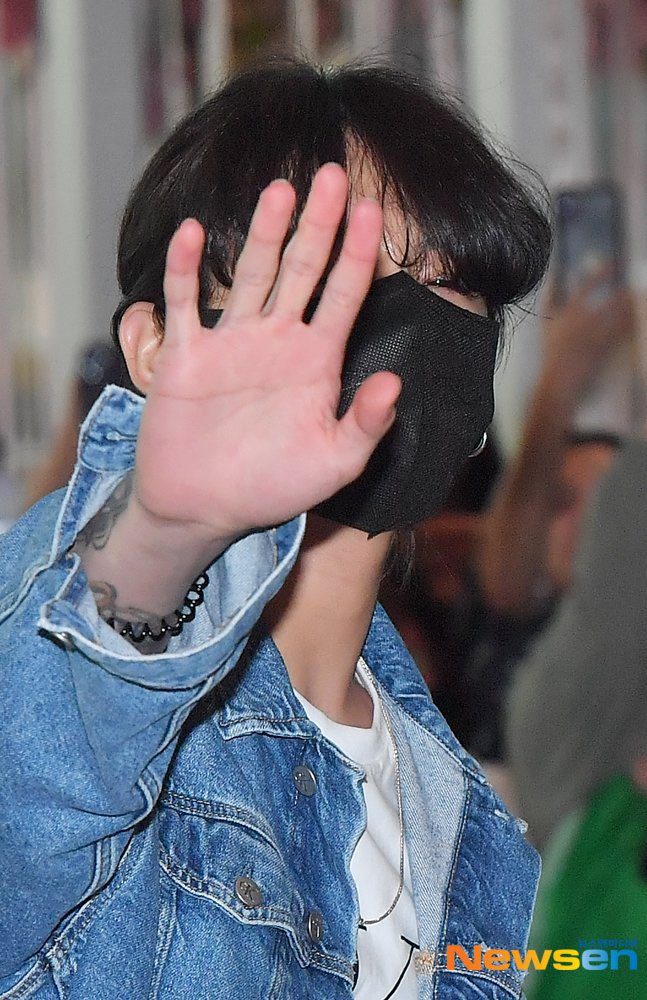 BTS PICS FOLDER 📁 on X: [📸PHOTOS] #Jhope has arrived at the ICN