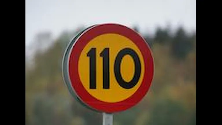 Roenbaeck's tweet photo. @Tesla, it would be great if you could get the car to reliably recognize this common Swedish speed limit sign. https://t.co/aKLxsYr6Dc