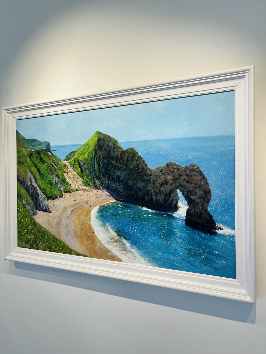This impressionist piece by Ian Hargreaves captures Dorset's historical landmark Durdle door, twinkling with the sun's glow and bathed in warming tones. It recalls the tranquility of enjoying valuable family time at the seaside. #durdledoorbeach #seasideliving #impressionism #oil