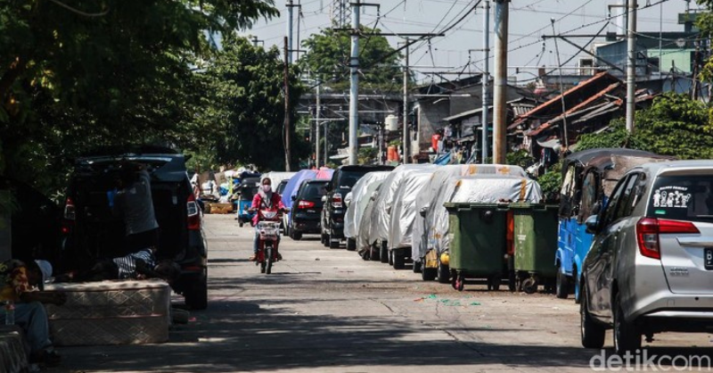 detikcom's tweet photo. Parkir mobil sembarangan di jalan umum kini menjadi masalah di kota besar. Setuju nggak kalau syarat perpanjang STNK harus memiliki garasi?