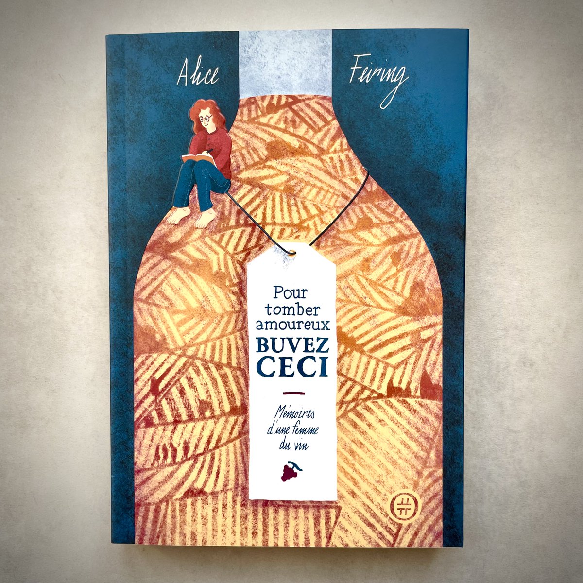 nouriturfu's tweet photo. 📣 A paraître ! Le 12 mai, retrouvez 𝑷𝒐𝒖𝒓 𝒕𝒐𝒎𝒃𝒆𝒓 𝒂𝒎𝒐𝒖𝒓𝒆𝒖𝒙 𝒃𝒖𝒗𝒆𝒛 𝒄𝒆𝒄𝒊 en librairie, le nouveau livre d'@alicefeiring
📘 Un grand récit de transmission, autant sur la vie que sur le vin ; son meilleur livre d'après le 𝑁𝑒𝑤 𝑌𝑜𝑟𝑘 𝑇𝑖𝑚𝑒𝑠 #buvezceci https://t.co/1IFjrSIyvU