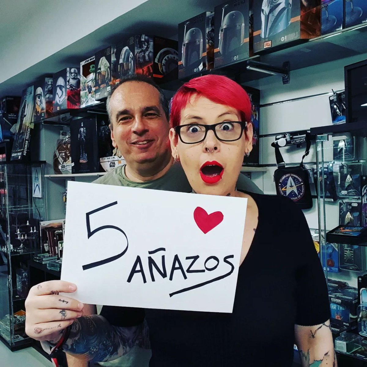¡El Enano Friki cumple 5 años! Menuda locura de aventura llevamos a cuestas, un montón de gente genial, muchísimas sorpresas, una pandemia, 3 cambios de tienda y un enorme saco de sonrisas. Desde aquí, Juanjo y yo (Laura), solo os podemos dar las GRACIAS.
elenanofriki.com