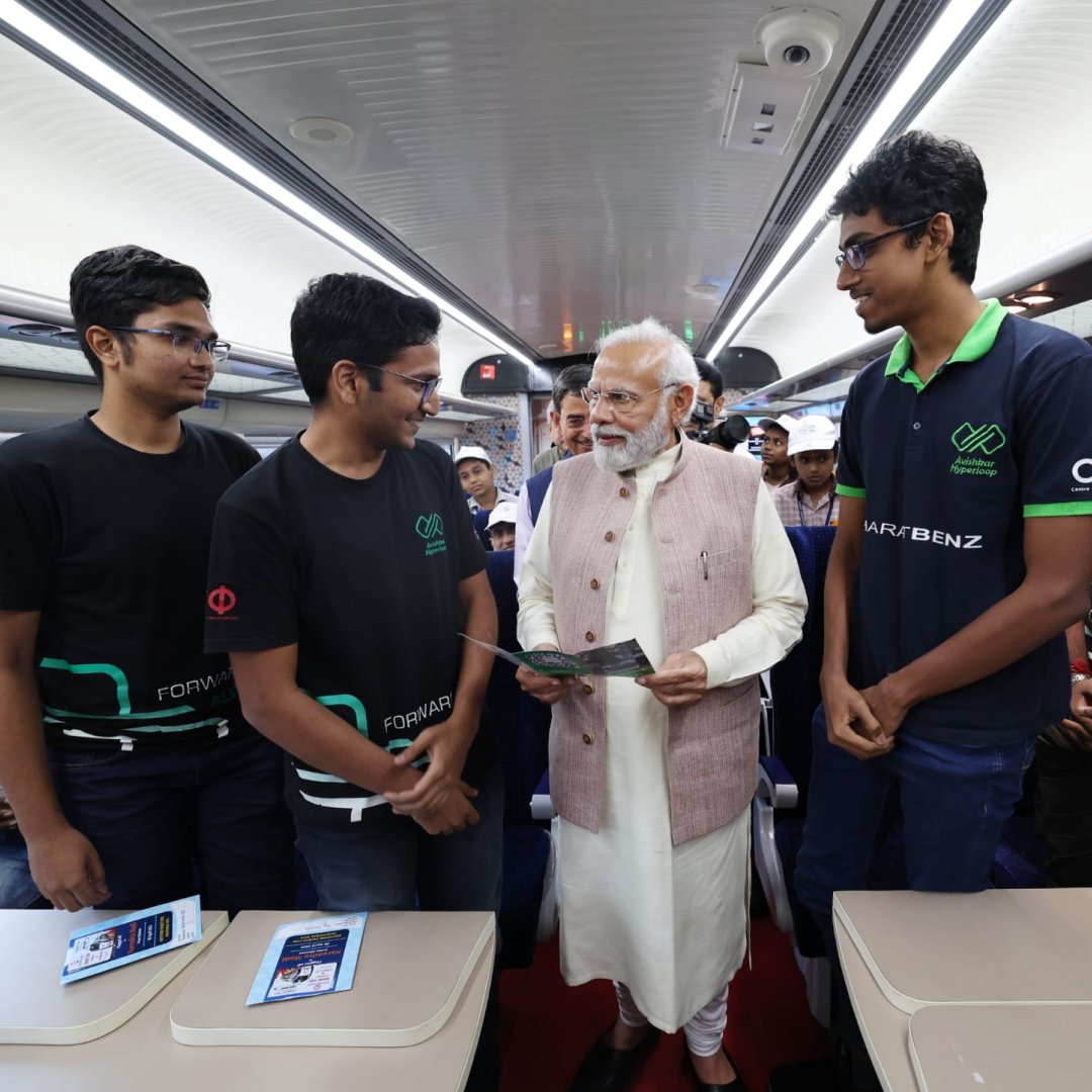avishkar_loop's tweet photo. We received the chance to interact with the Prime Minister @narendramodi about #Hyperloop, at the #VandeBharat flagging off event at Chennai! He was very excited to hear details of our revolutionary work - both on pod and tube. This is a moment of pride for the team!✨ https://t.co/a3tU1EVni0