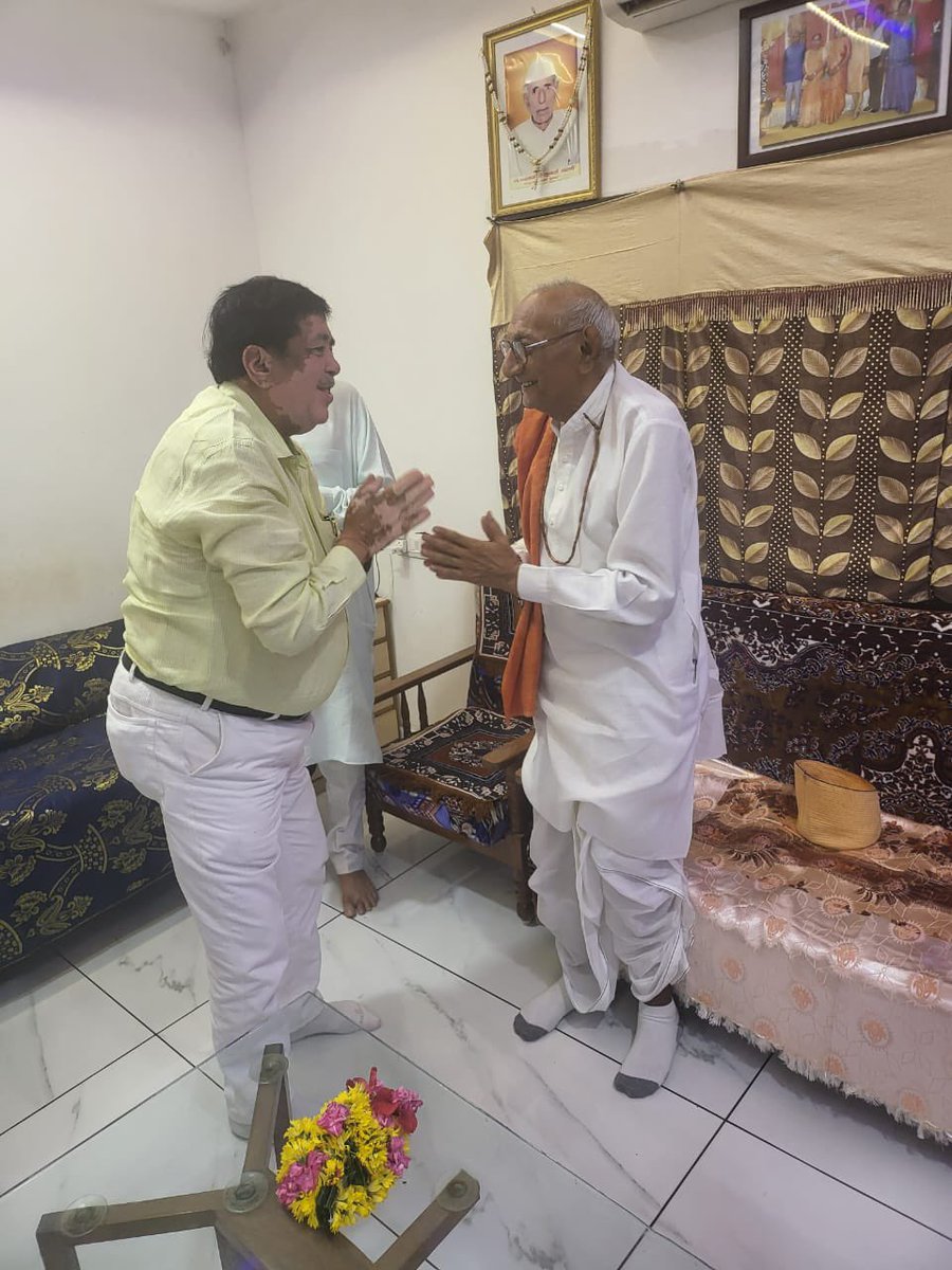 Dileep_Sanghani's tweet photo. मेरे अनुज श्री जगदीश भाई संघाणी के चीतल स्थिति निवास स्थान पर दान महाराज देवस्थान, चलाला के महंत पूज्य वलकु बापू पधारे। 

सभी परिजनो को पूज्य बापु का आर्शीवाद प्राप्त हुआ। https://t.co/js5Jg2Tfri