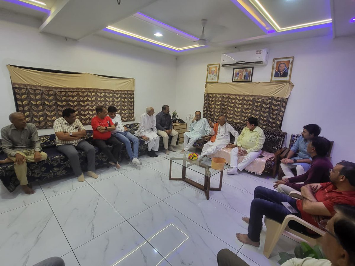 Dileep_Sanghani's tweet photo. मेरे अनुज श्री जगदीश भाई संघाणी के चीतल स्थिति निवास स्थान पर दान महाराज देवस्थान, चलाला के महंत पूज्य वलकु बापू पधारे। 

सभी परिजनो को पूज्य बापु का आर्शीवाद प्राप्त हुआ। https://t.co/js5Jg2Tfri