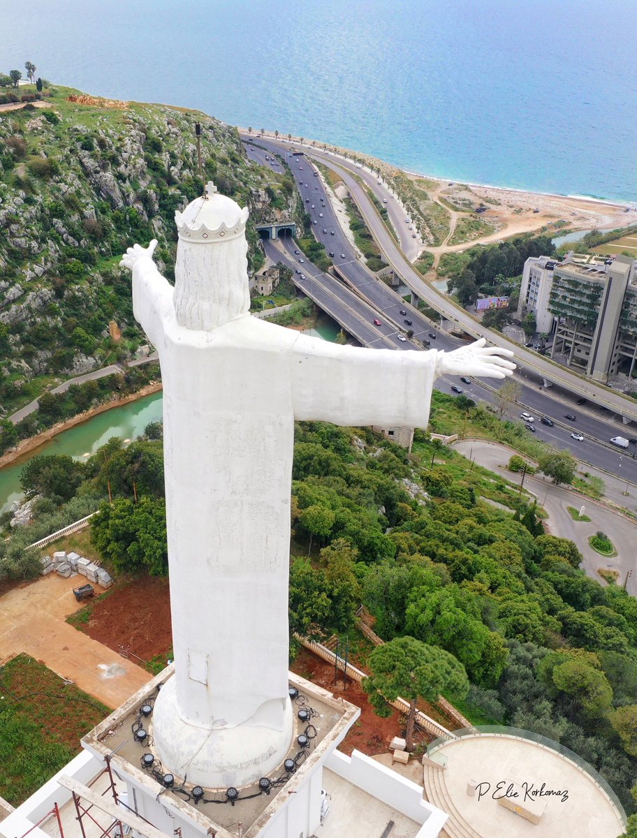 عظماء الأرض ينتهي مجدهم عند القبر
أما مجد المسيح فيبتدىء في القبر 🙏🏻❤️