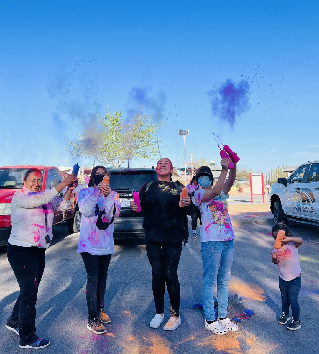 SSMS_AlvarezE's tweet photo. Sometimes all you need in life is a little color!!! AVID and STUCO warrior families volunteered for our community color run 🏃‍♀️ #Bulldogpark #CityofSocorro @JGOMEZ_SSMS @SSanchez_MS @ACarroll_SSMS https://t.co/JBM7tGJLif