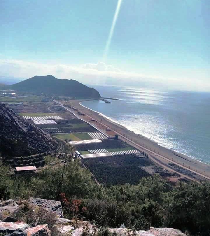 YusufYavuz3's tweet photo. Antalya Gazipaşa'da korunan alan niteliğindeki Selinus sahilinin oteller tarafından kapatılmasına yol açan betonlaşma girişimine ilçe halkından tepki geldi. Antalya Attalos Meydanı'nda yapılan basın açıklamasında kitle turizmine itiraz edildi. https://t.co/rkb4P6Kj9U https://t.co/Q4xrEVLxN0