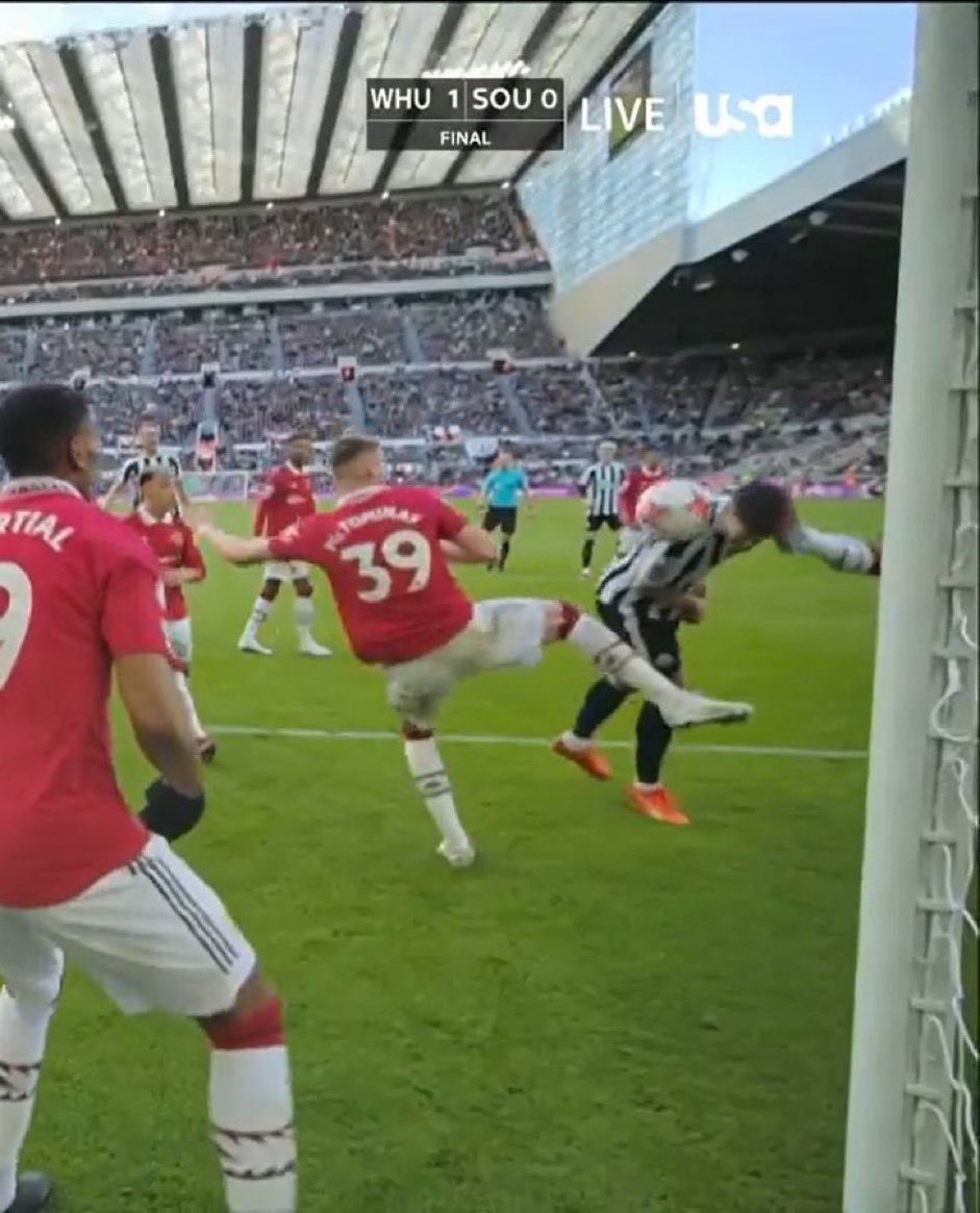 NufcCleavey's tweet photo. @composedmid It’s so inconsistent it’s crazy cause these are identical scenarios and we get the one against us for ours https://t.co/5Hl599YWe9
