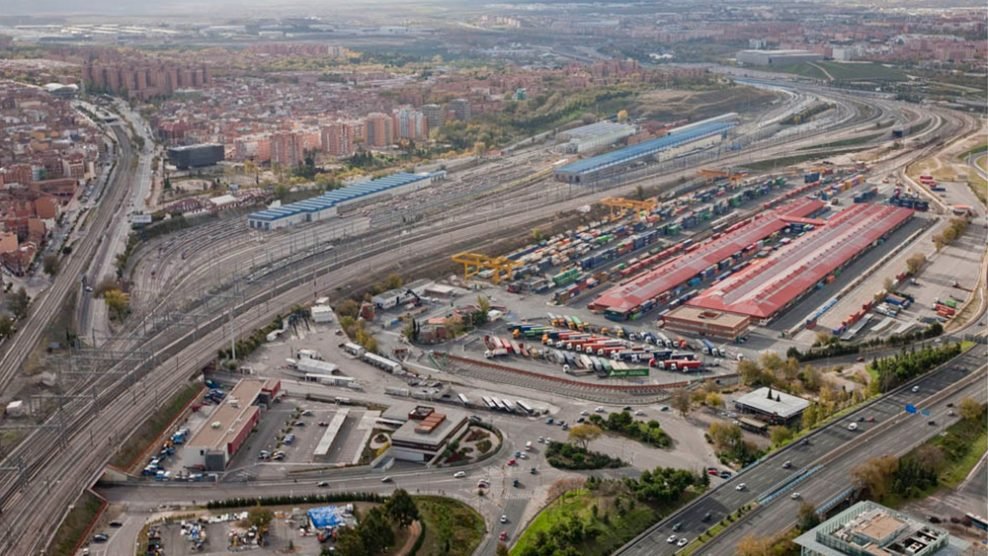 🏗️Madrid Nuevo Sur. Sobre El Abroñigal, se empieza a hablar seriamente de un nuevo barrio sobre la playa de vías.

📝Actualmente ADIF está delimitando el espacio urbanizable, se ha anunciado un concurso internacional de ideas (los pliegos del concurso debieron lanzarse en marzo)