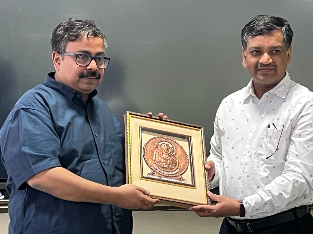 DeanScienceBHU's tweet photo. Prof Anand Sengupta, @iitgn 
IIT Gandhinagar delivered a lecture on *Decoding the Gravitational Waves Song from Black Holes and Neutron Stars* at DST CIMS, Institute of Science, BHU https://t.co/jkgLfNQWqT