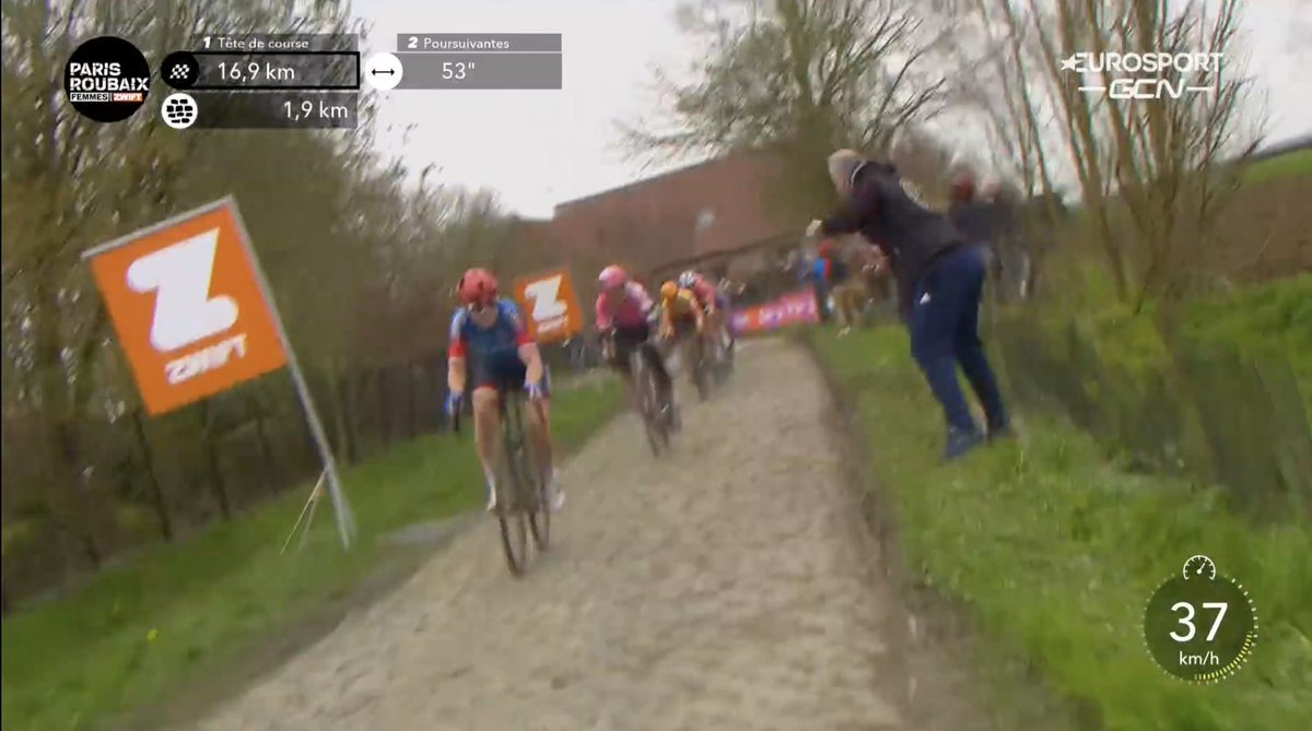 Putting the hammer down on carrefour de l'arbre! GO MARTA 🚀

#ParisRoubaixFemmes #WatchTheFemmes
