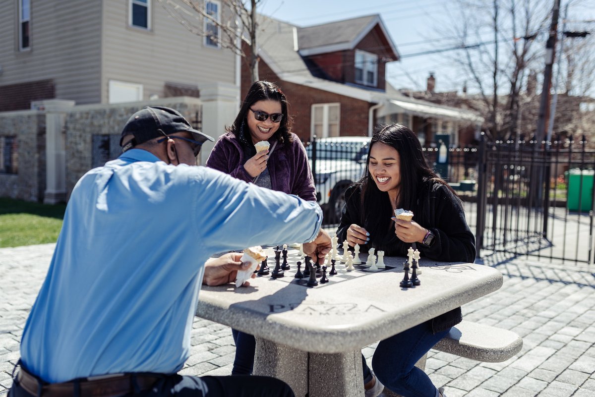 STLChessClub's tweet image. Come check out our pocket parks! Every Saturday, we have chess classes held in 5 different locations across the city! Learn more here: saintlouischessclub.org/visit/chess-po…
#STLChessClub #ChessLesson #community