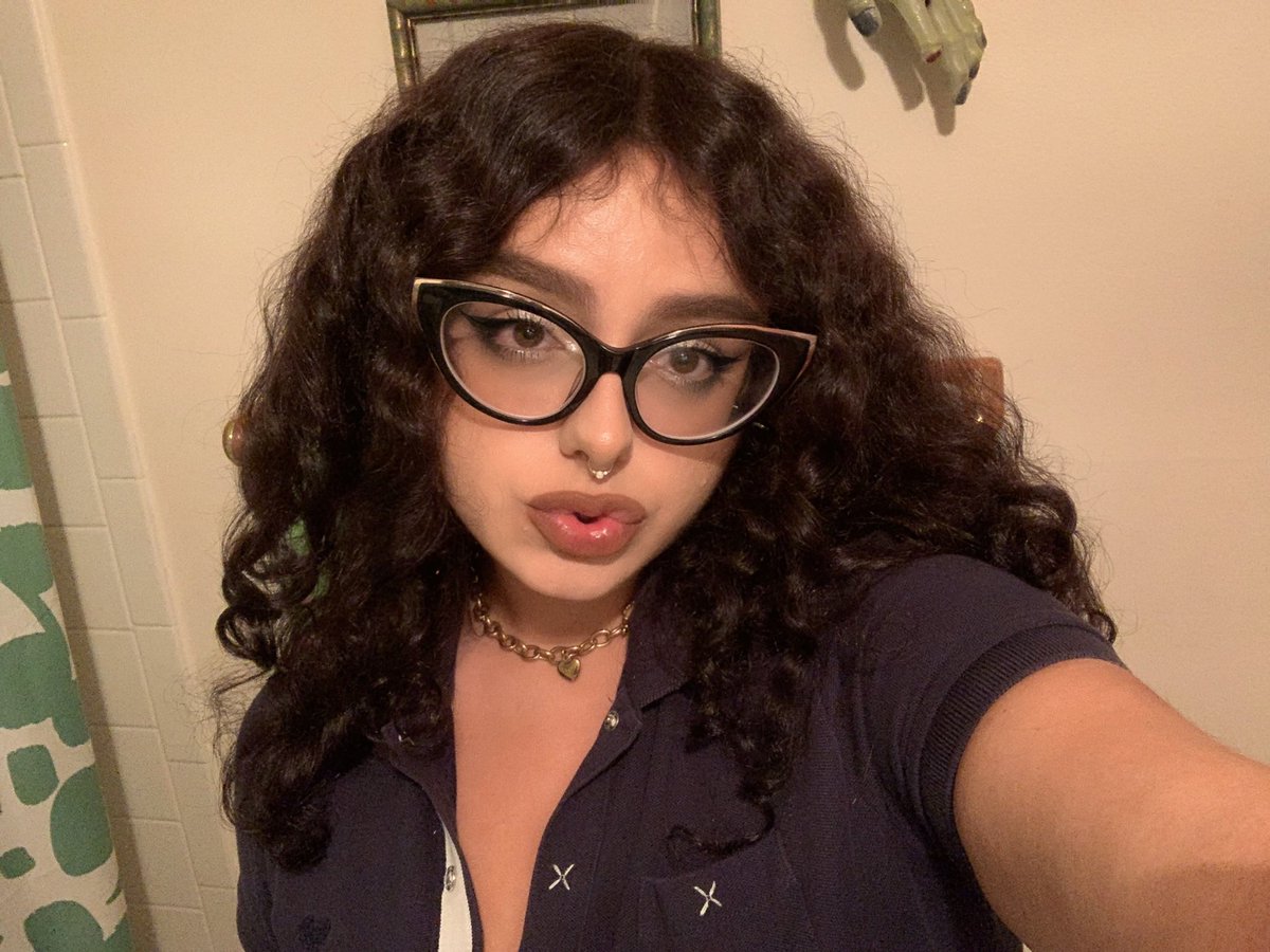 hamtarohottie's tweet photo. Just realized something about my new glasses #halleloo https://t.co/FFb9RhDX2a