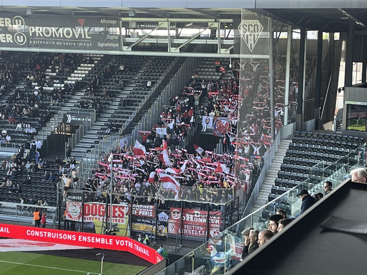 Parcage rempli et bruyant pour les supporters lillois à Angers 
#SCOLOSC