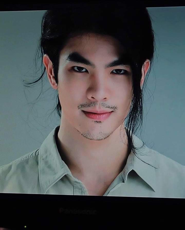 flowith_jess's tweet photo. The hair and the mustache hits different 😫💚

#500ToSupportMile 
#1000ToSupportMile 
#MilePhakphum @milephakphum #GreenyRose https://t.co/JELRj1MZAW