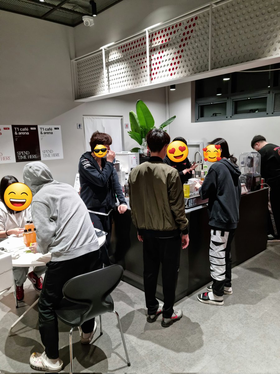선수단, 직원 모두 열심히 결승 준비 중! Everyone - players &amp; staff- is diligently prepping for finals! T1 Fighting!

#T1WIN #togetheras1 #lck결승