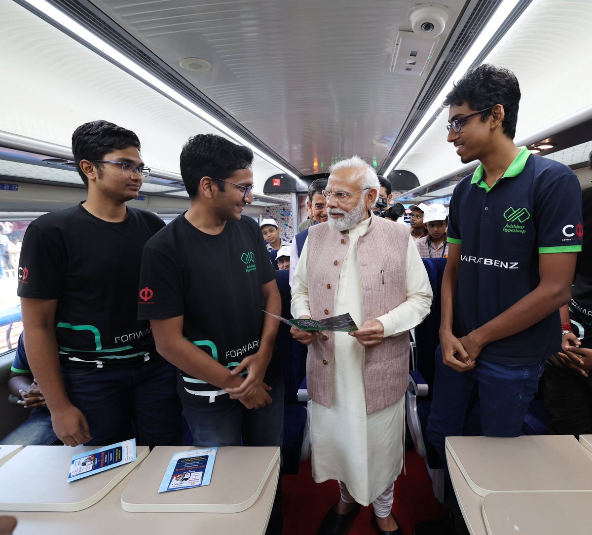 ShridSuresh's tweet photo. It was an honour to meet @narendramodi and talk about our 400m Mega Infra Tube. Discussed further of our plans and progress with @AshwiniVaishnaw. Got a chance to meet @mkstalin also and spoke about early morning walks at Theosophical Society😂. #vanakam_Modi https://t.co/zueDmz9Des
