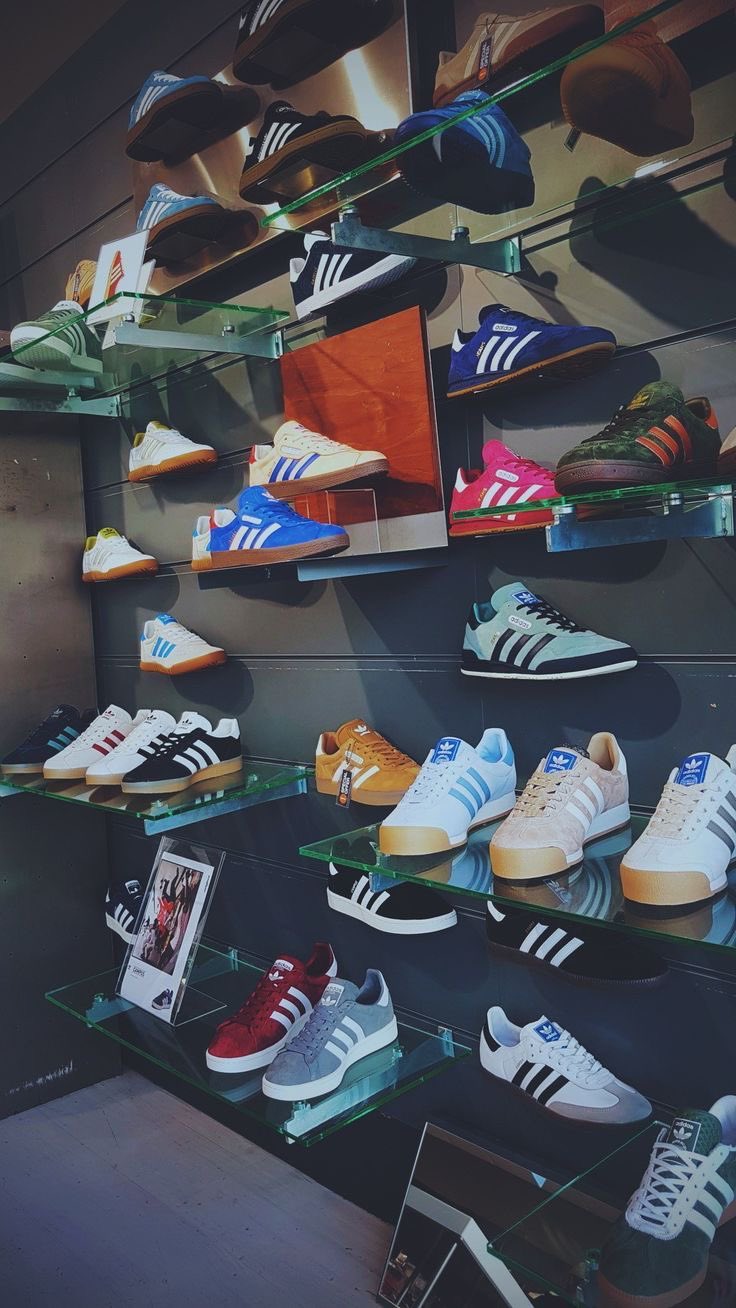 Foto koleksi sepatu clearance adidas