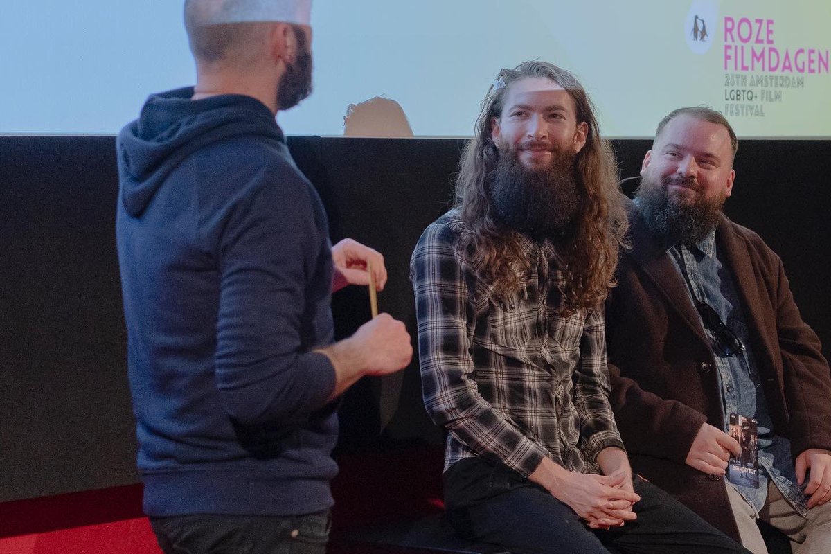 Introducing <a href="/BdayBoyFilm/">Birthday Boy Film 🏳️‍🌈</a> at <a href="/rozefilmdagen/">Roze Filmdagen</a>. 🐧🐧🏳️‍🌈💕

📸: Jordi Pros