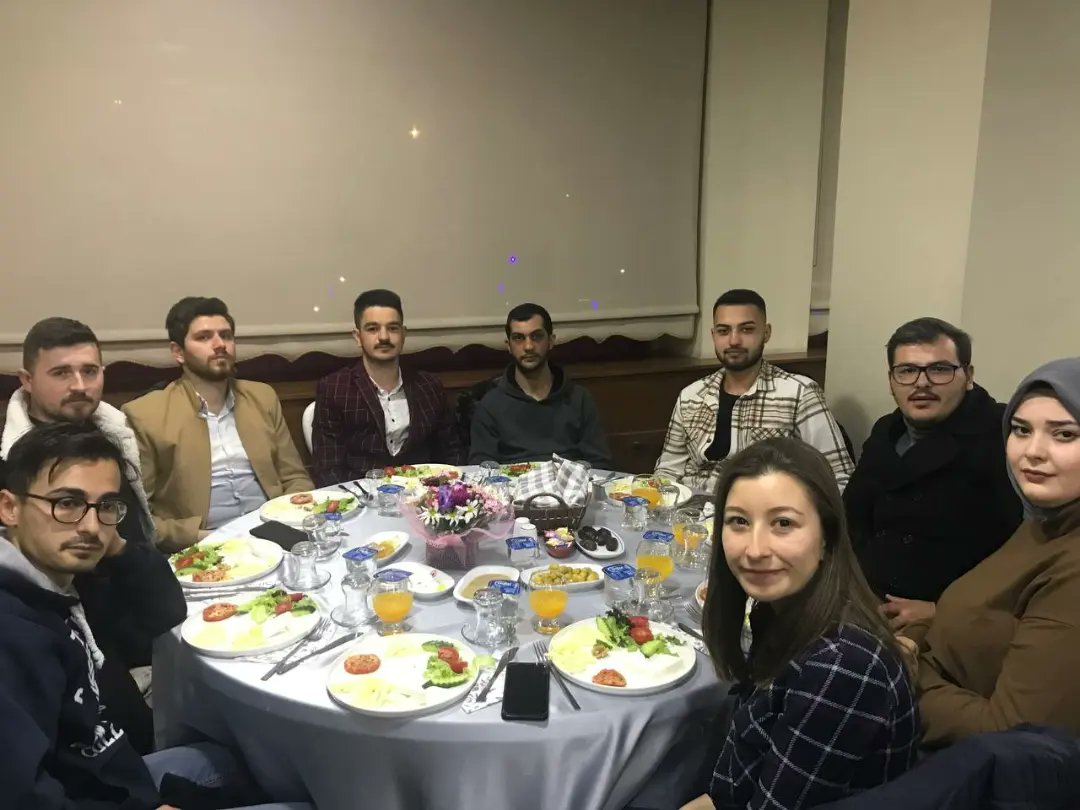 Dış İşleri Bakanımız Sayın Mevlüt Çavuşoğlu sahurda gençlerle buluştu.

Kıymetli Bakanımıza Eskişehir'imize ziyaretlerinden dolayı teşekkür ederiz. 🌷

#İmzaBirGenç
#TepebaşıAkGençlik