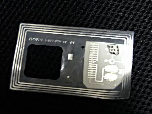 @ina_ani PASMOカードとして使える状態で皮を剥がすとこんな感じ。迂闊に剥がすと壊れる箇所もある。画像は12年前のものなので今はパターンが違うかもだけど。何にしても壊した位置によってはちと辛いかも。 