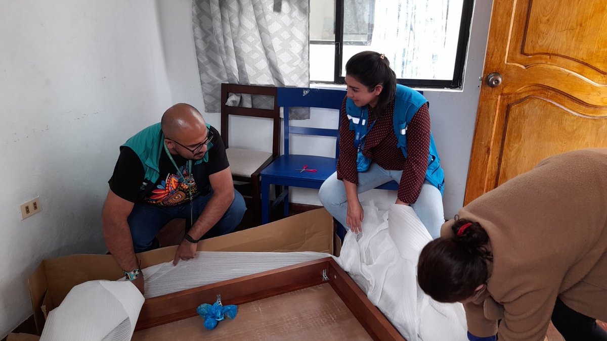 Nos alegra ver cómo el sector privado 🏢se une a trabajar por las personas refugiadas🤜🏾🤛🏿.

En #Cuenca, junto con <a href="/AvsiEcuador/">AVSI Ecuador</a> distribuimos la donación de muebles 🛌🏾y enseres de <a href="/Colineal_ec/">COLINEAL</a> a 2⃣ familias en movilidad humana🚶🏾‍♀️.

¡Así podrán dormir cómodamente!