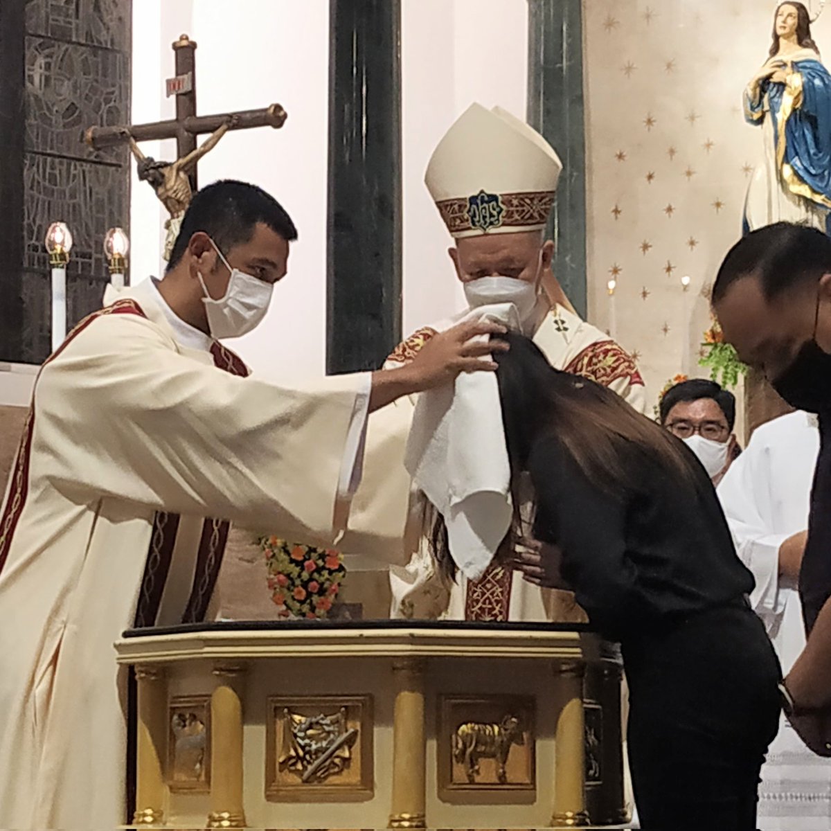 rcamaoc's tweet photo. Easter Vigil Mass at the Manila Cathedral les by Manila Archbishop Jose F. Cardinal Advincula. #rcamaoc https://t.co/AUGWky02GL
