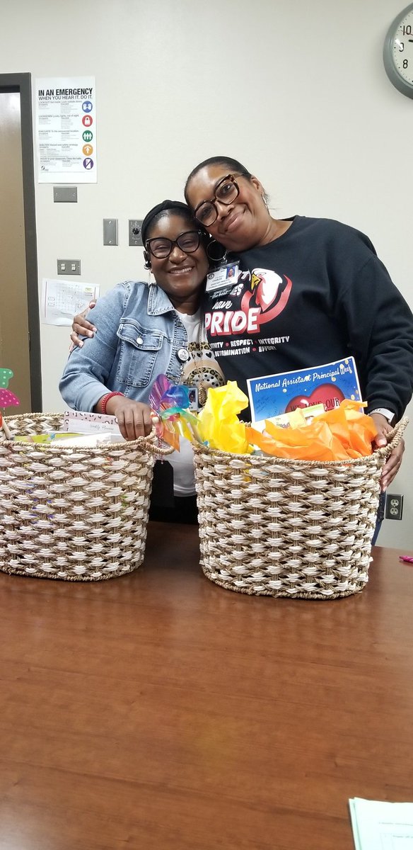 CFISDEmmott's tweet photo. More AP fun to share...An enjoyable week celebrating our APs! 🤩 THANK YOU for sharing your love with our Eagles!🦅 #eaglepride #letyourlearningGLOW #weGLOWeagles #watchusGlow @MrsRAustin @YRCharles32 https://t.co/HNGzivBhfm