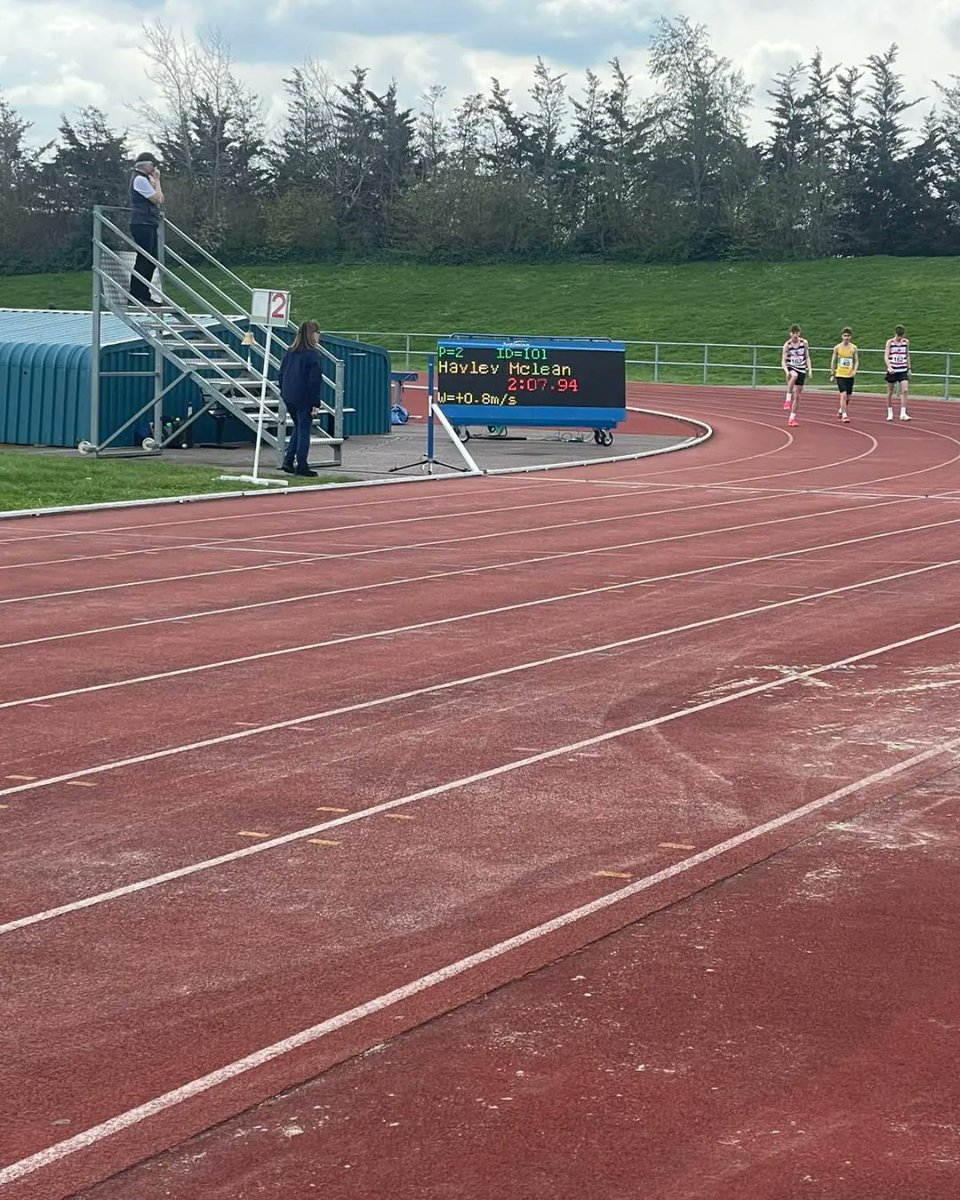 What a beautiful sunny day to run a pb 😎 🫶🏽 I'm so happy to have finally run sub 2.10 in the 800m. It was so lovely to see other Mile End Campers running so well, too @CoachZah