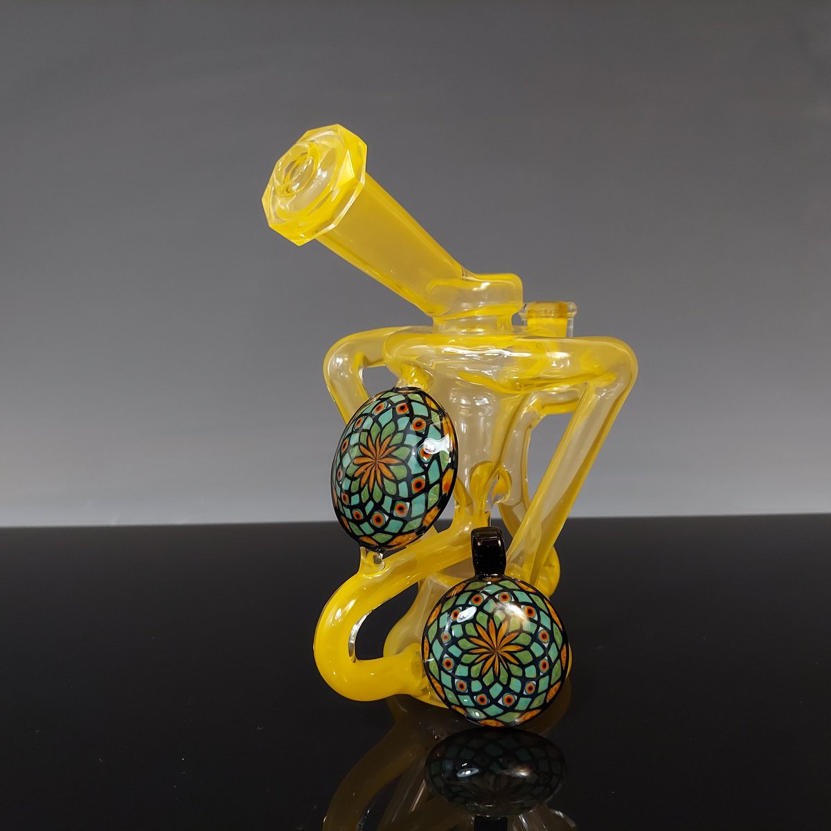 Faceted recycler with matching pendant. Color is ghosted goldenrod.
#glasspipes #shipleyglass #funkyfilla