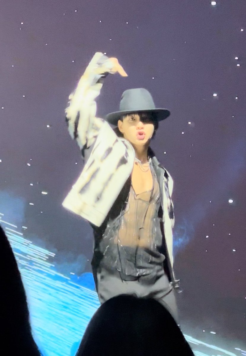 yeooogi's tweet photo. 팬미에서 이런옷을 입을생각을….🙇‍♀️ https://t.co/jn0D69pJIK